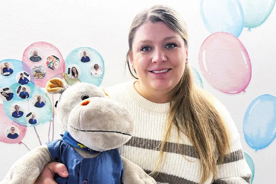 En person som holder et kosedyr