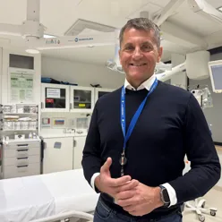 En mann på et sykehusrom