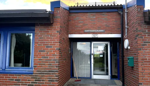 Rødt murhus med glassdør