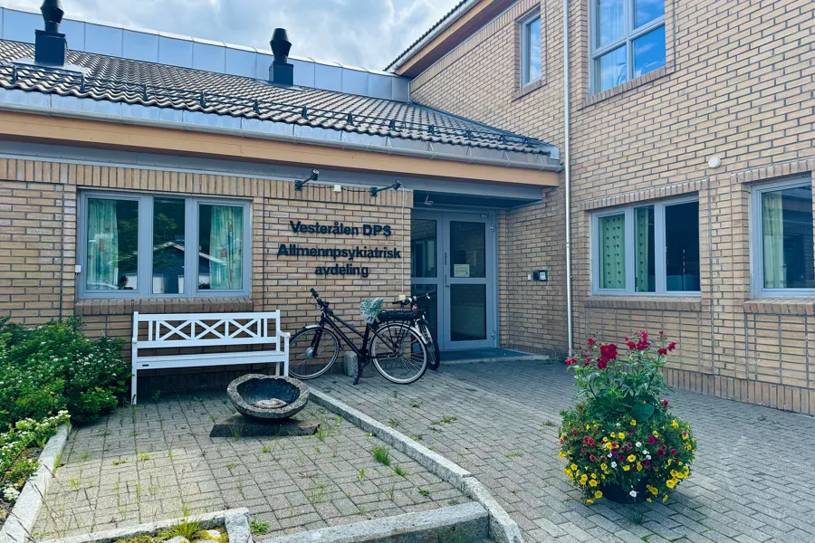 En sykkel parkert utenfor en bygning