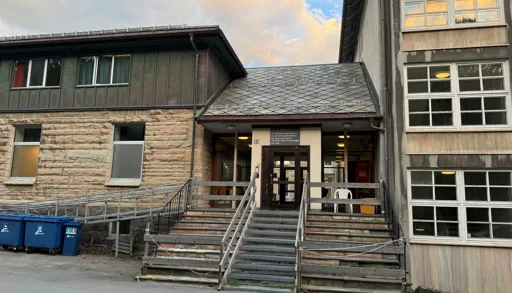 Murbygg med inngangsdør