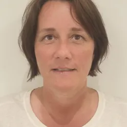 En kvinne med brunt hår