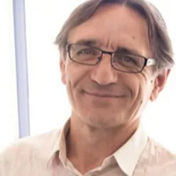 Et nærbilde av en mann som smiler