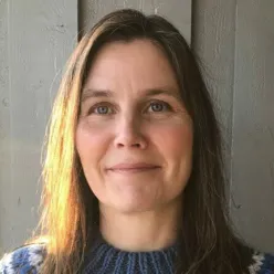 En kvinne med langt hår