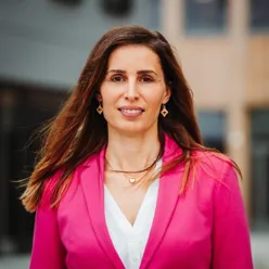 En kvinne i rosa dress