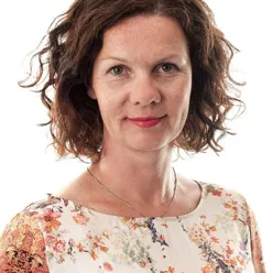 En person med krøllete hår