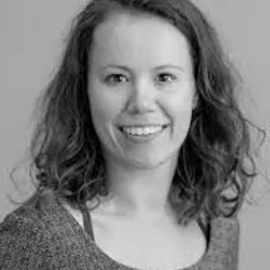 En person som smiler til kameraet