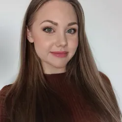 En kvinne med langt hår