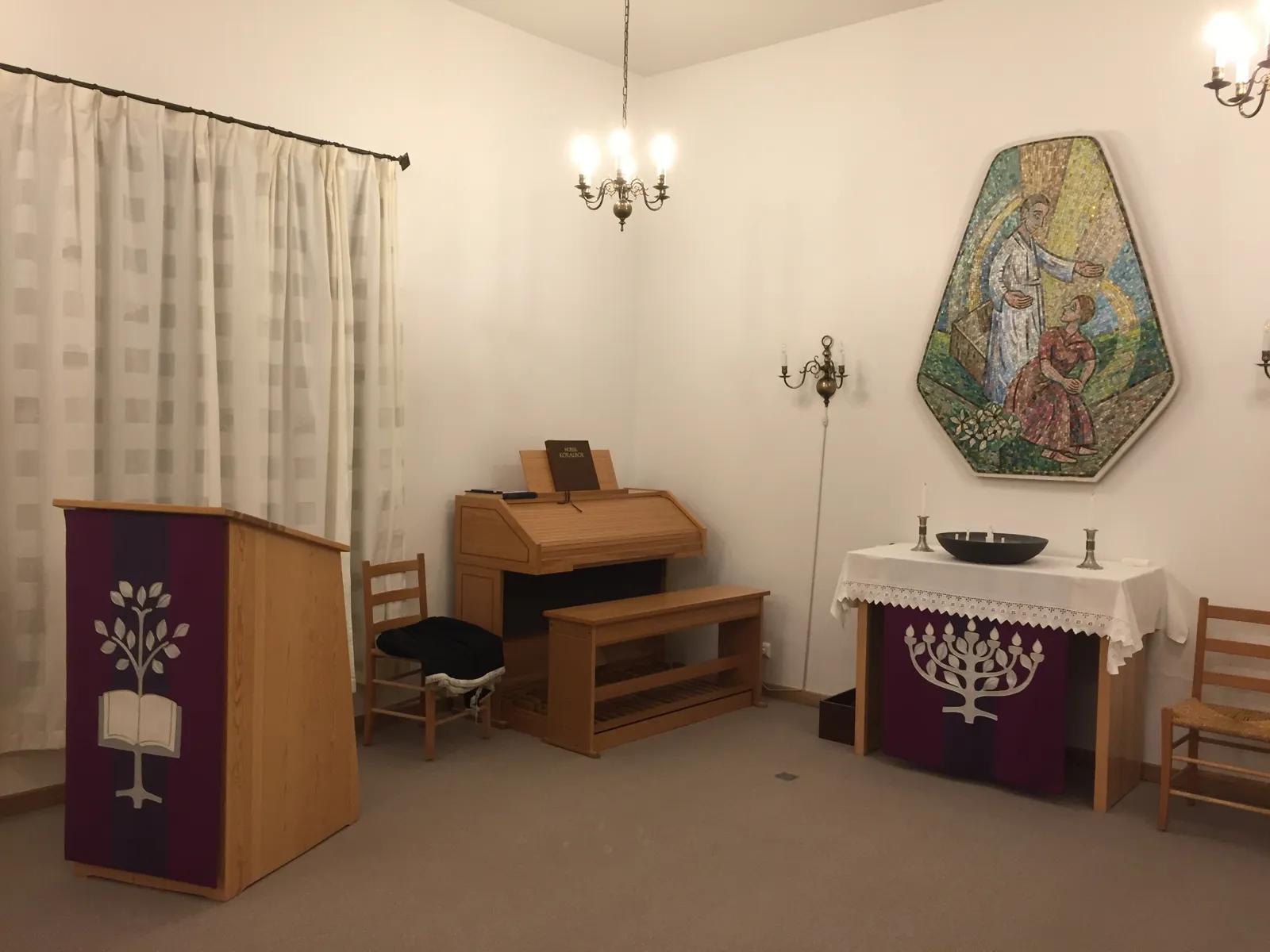 Et rom med maleri, piano, bord og stoler