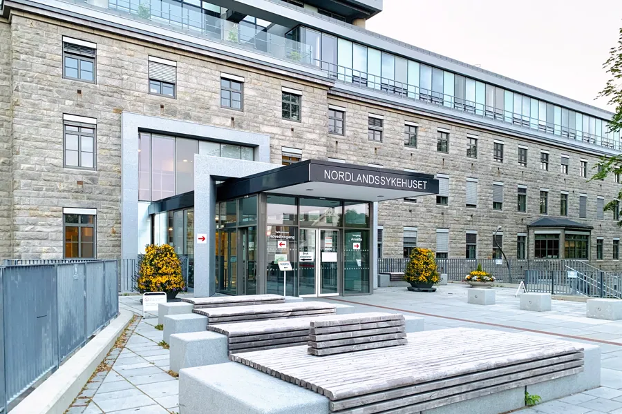 En bygning med et skilt på