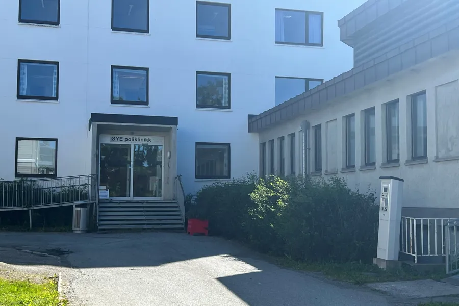 En bygning med glassdør og trapp