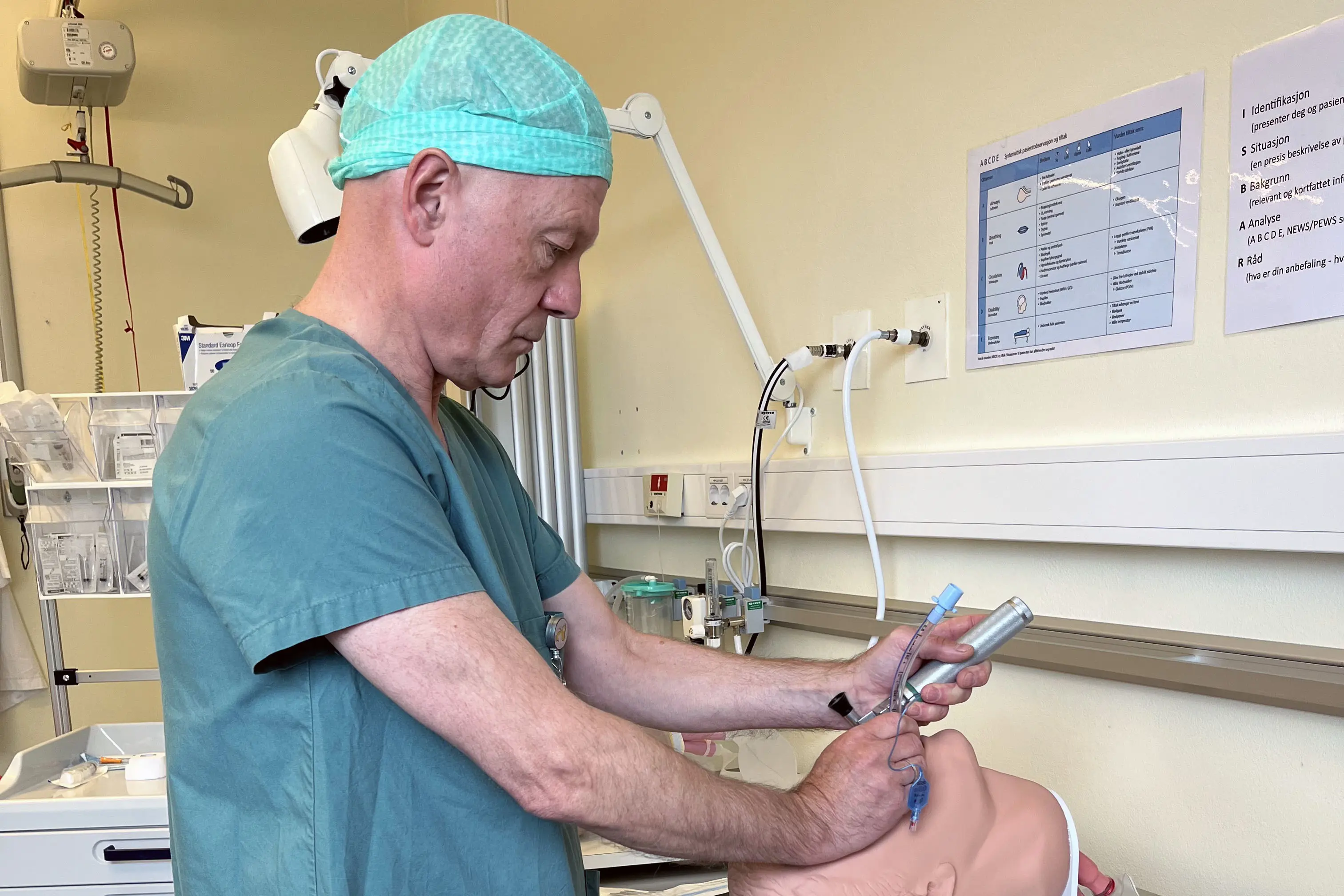 Mann som intuberer dukke