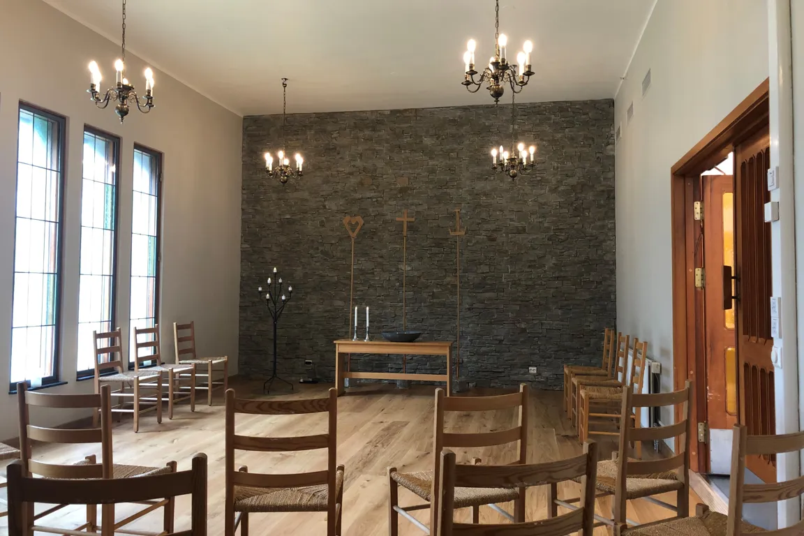 Et rom med bord og stoler