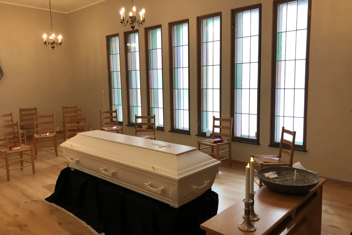 Et stort rom med en stor seng og et stort vindu