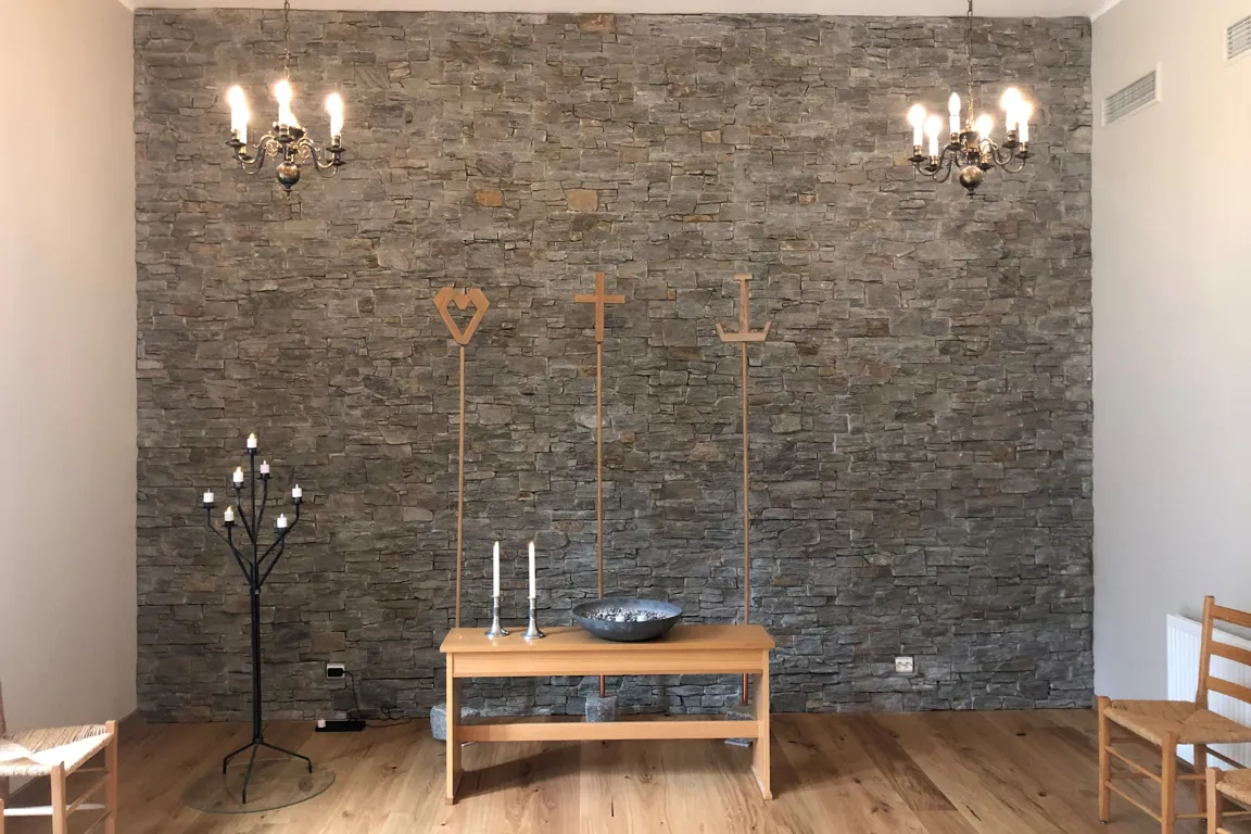 Et rom med bord og stoler