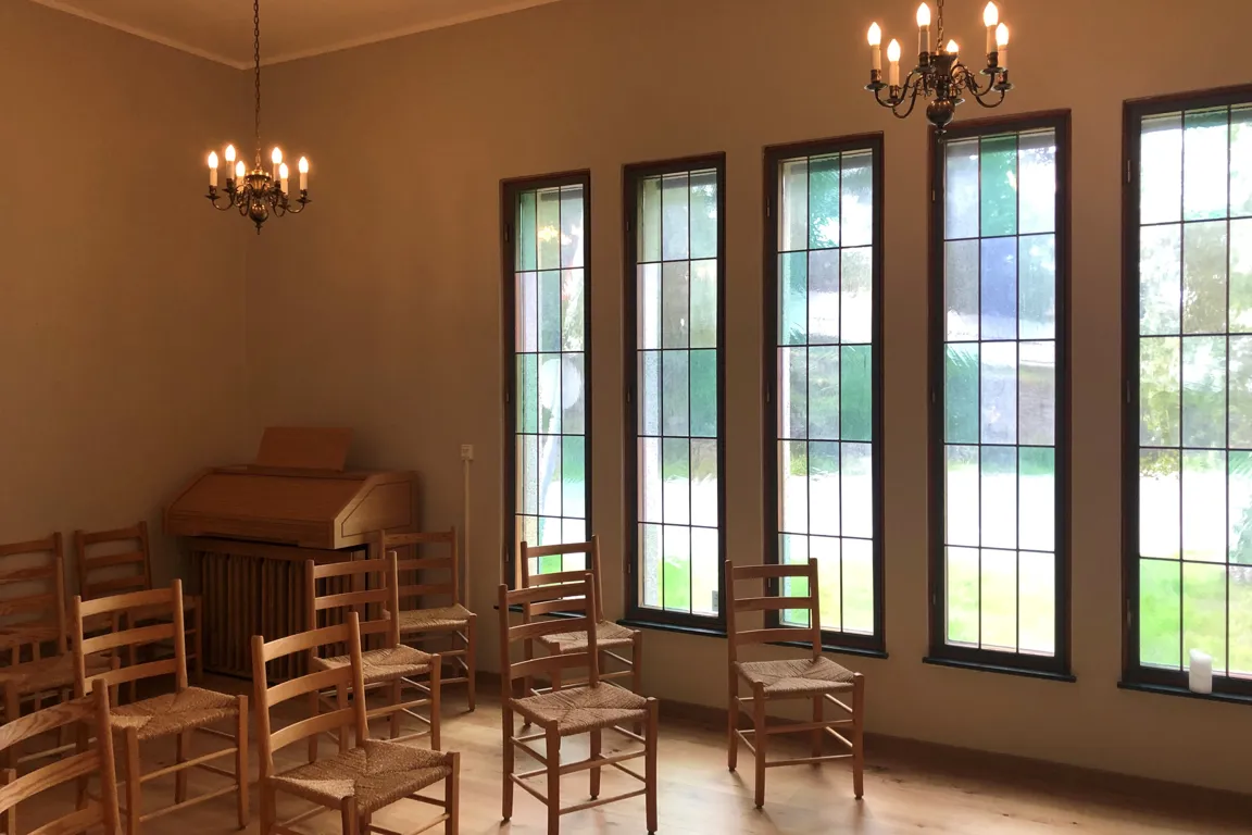 Et rom med stoler og bord