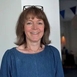 En kvinne iført en blå skjorte