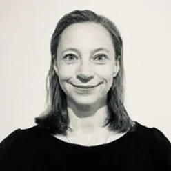 En person som smiler til kameraet