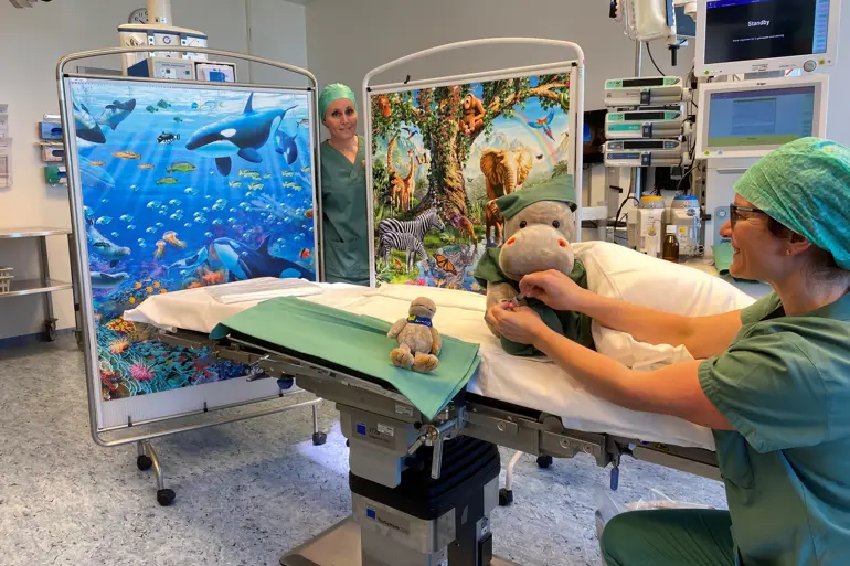 Bamse som er på en operasjonsstue