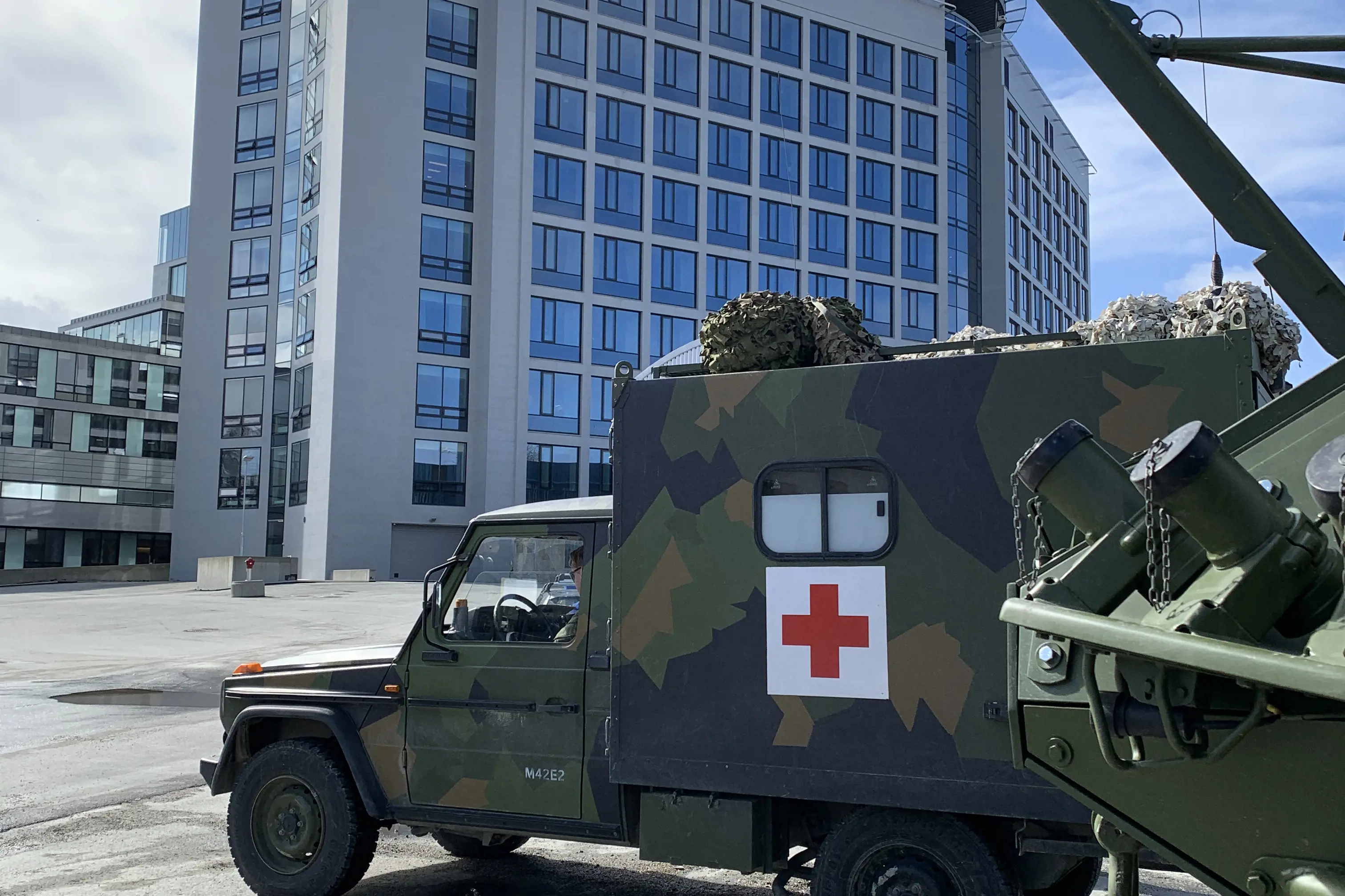 Militært kjøretøy foran sykehusbygg