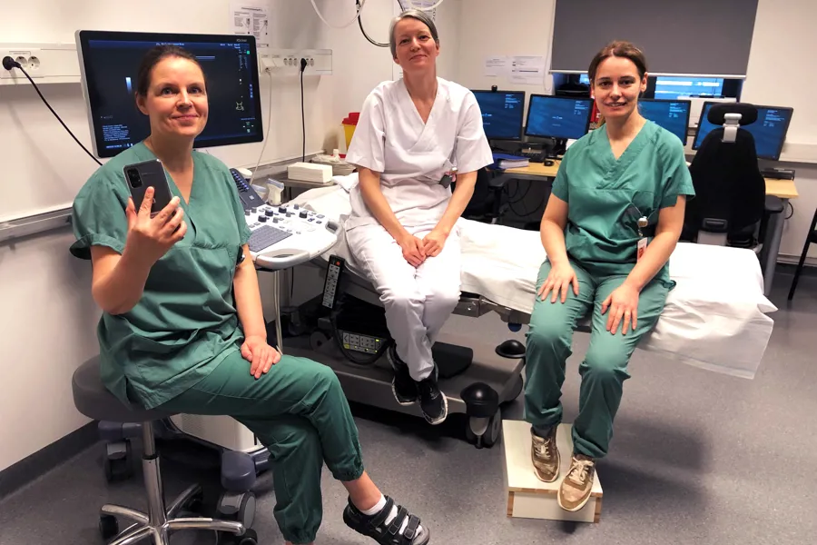 Tre damer som er leger sitter fremfor ultralydapparat