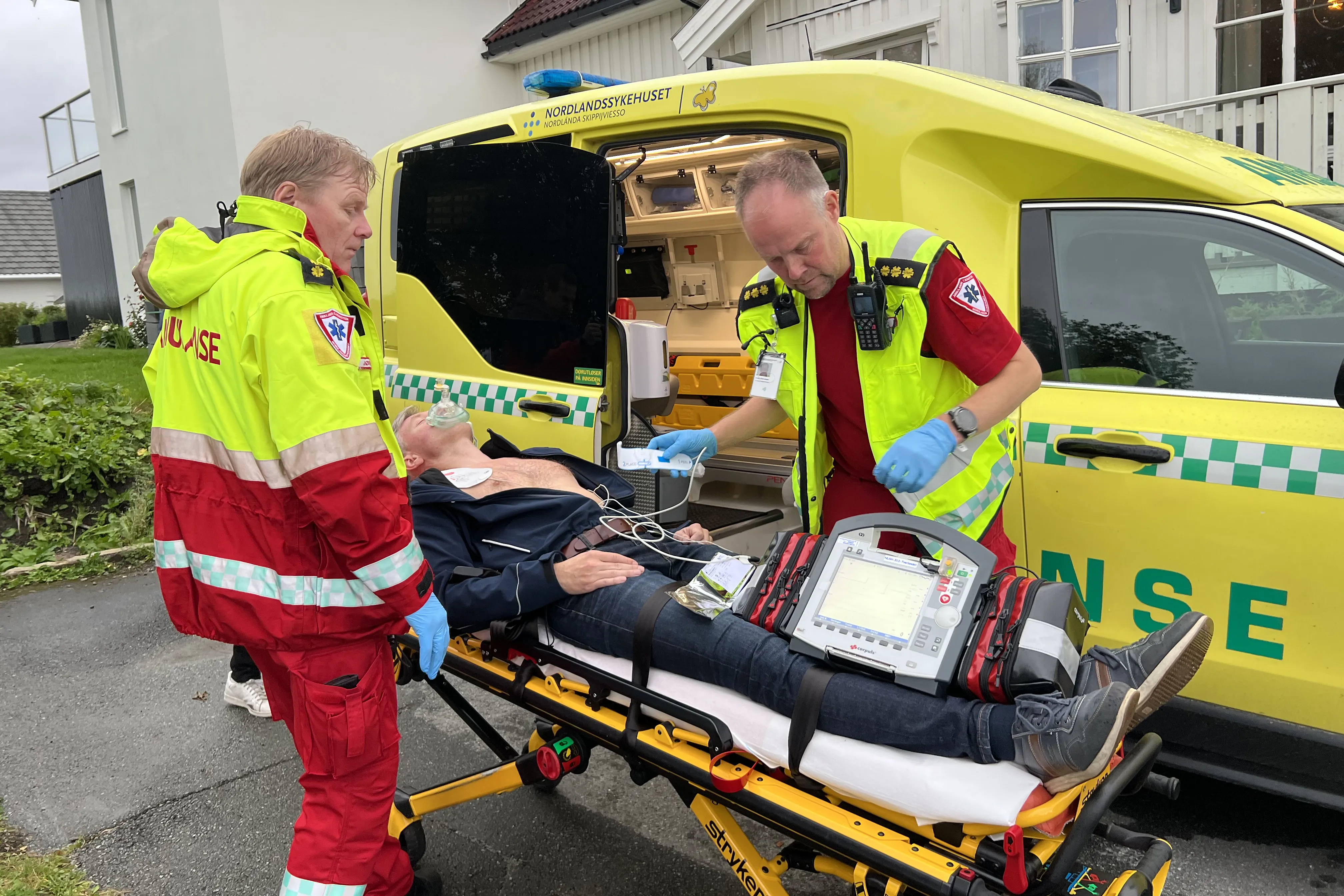 Ambulanse og pasient på båre