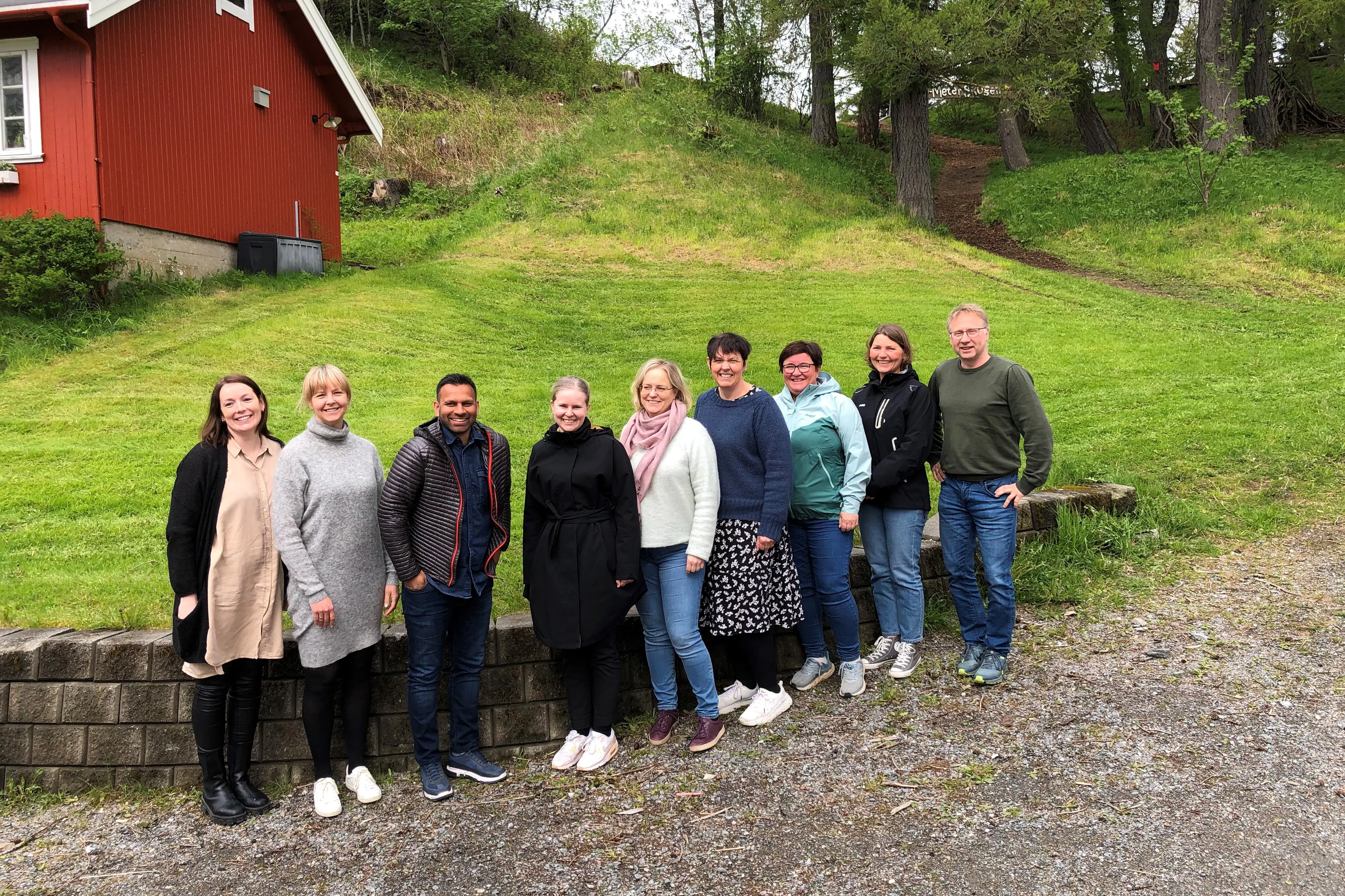 Gruppe på ni personer utendørs