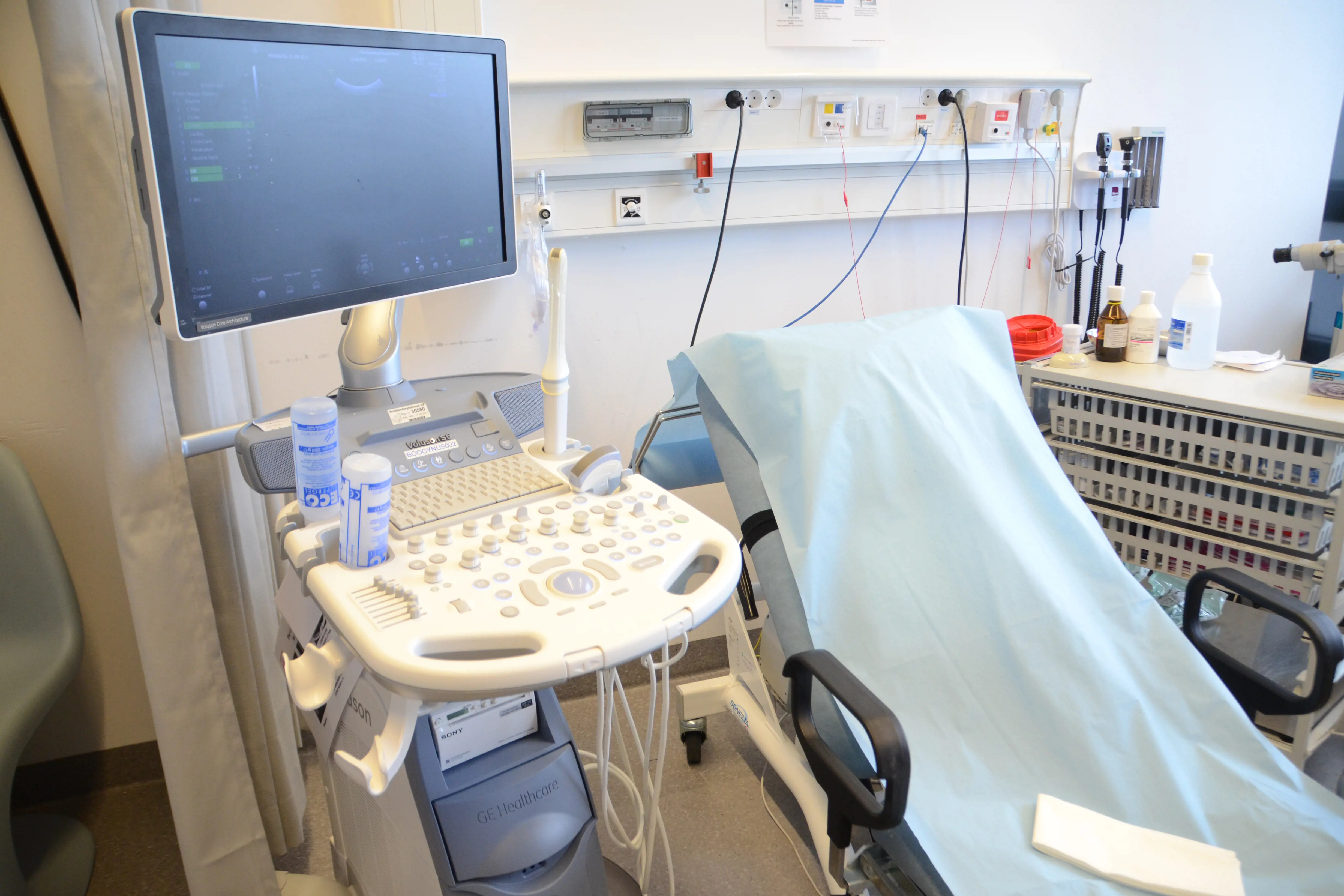 Gynekologstol og utstyr for å ta ultralyd