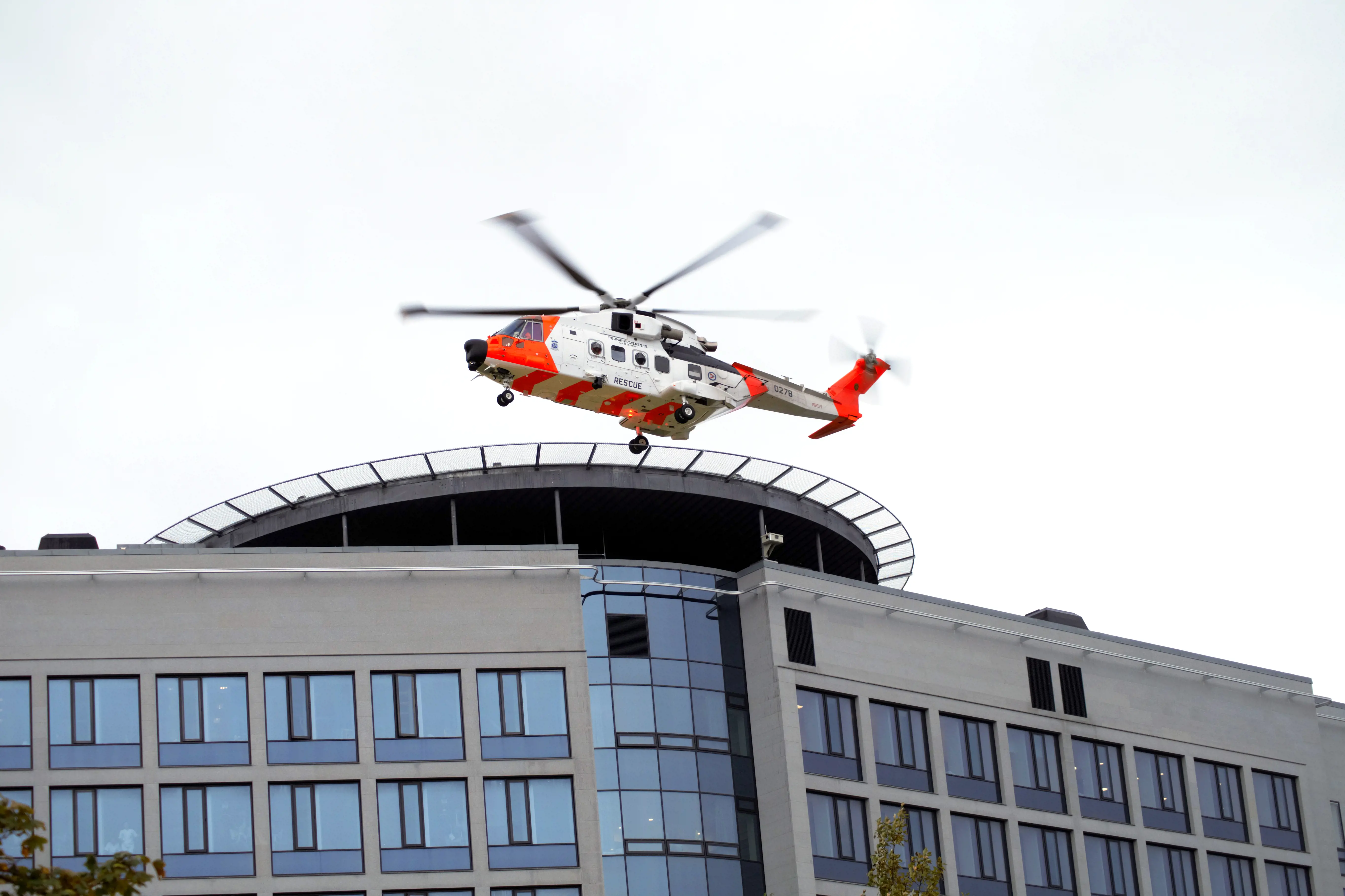 Helikopter lander på sykehustaket