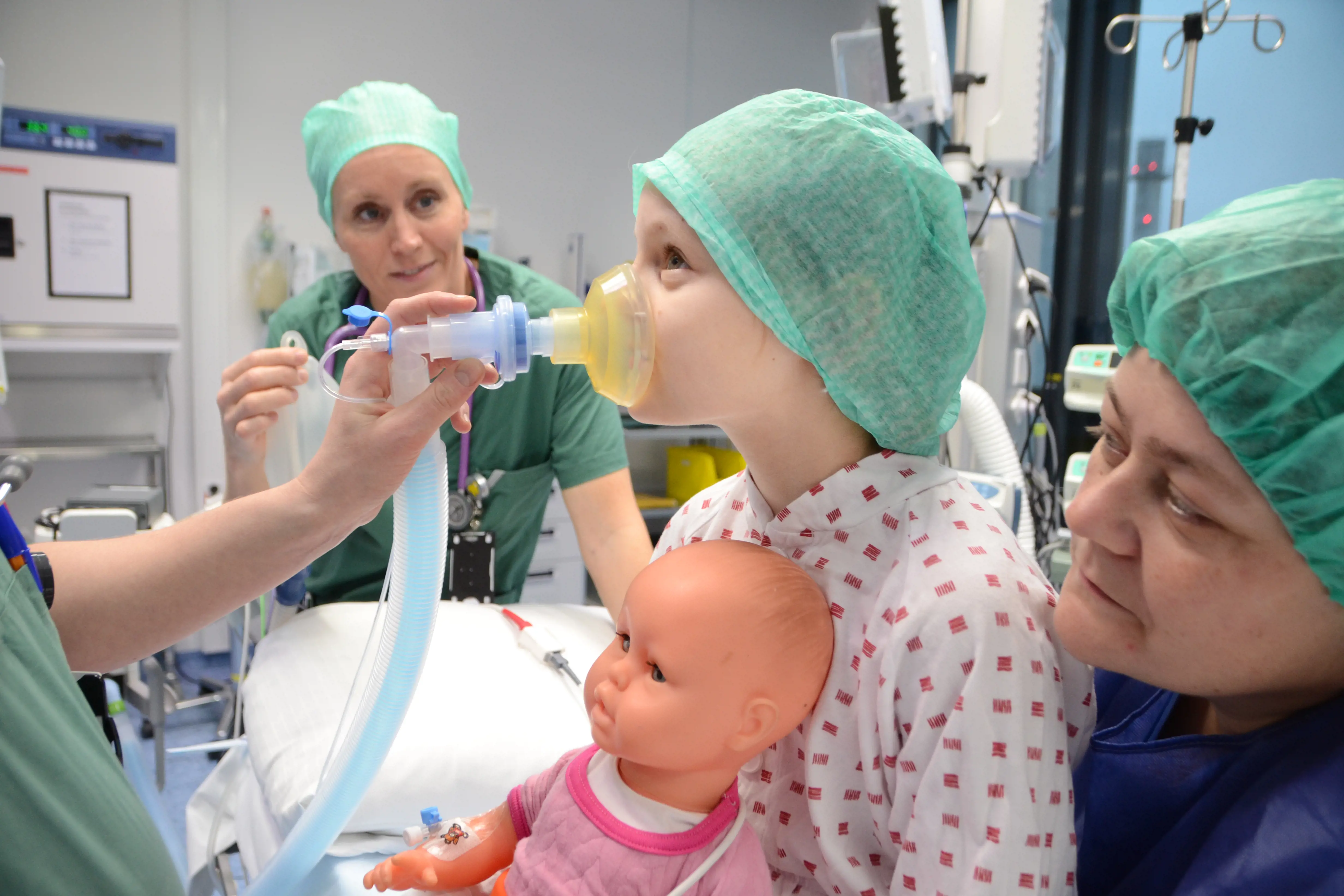 Bilde som viser anestesisykepleiere og barn med maske.
