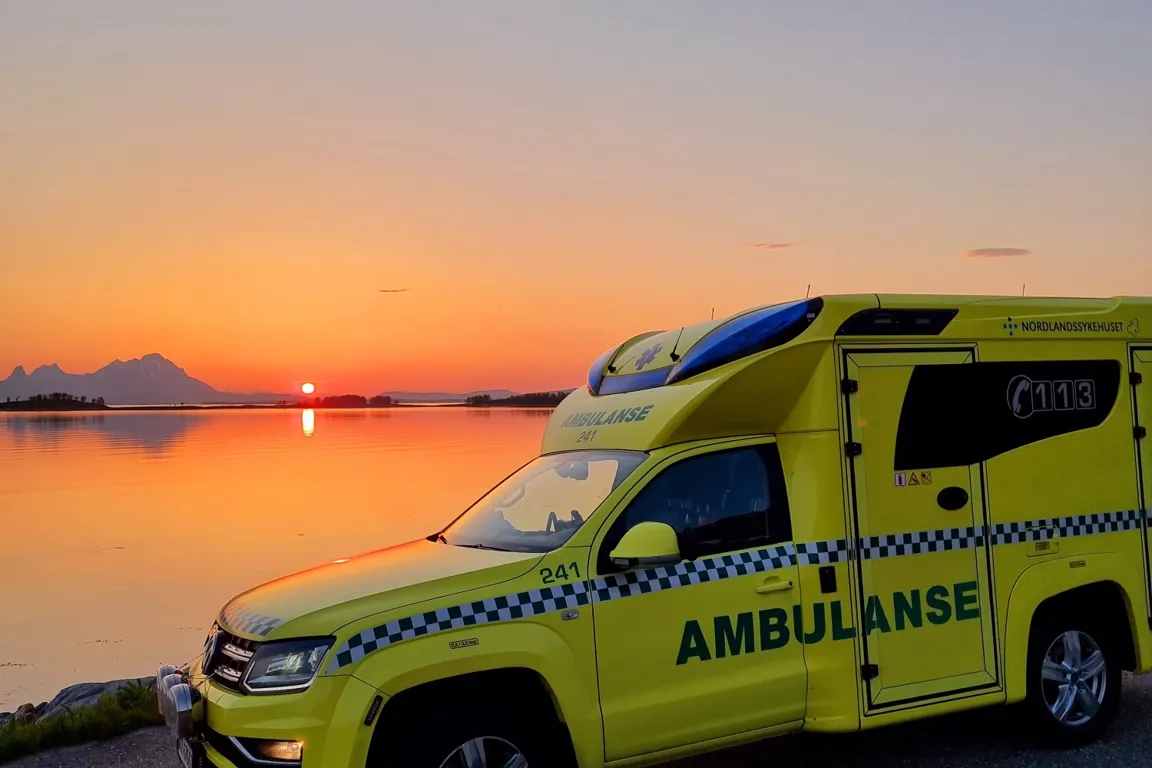 Ambulanse i solnedgang
