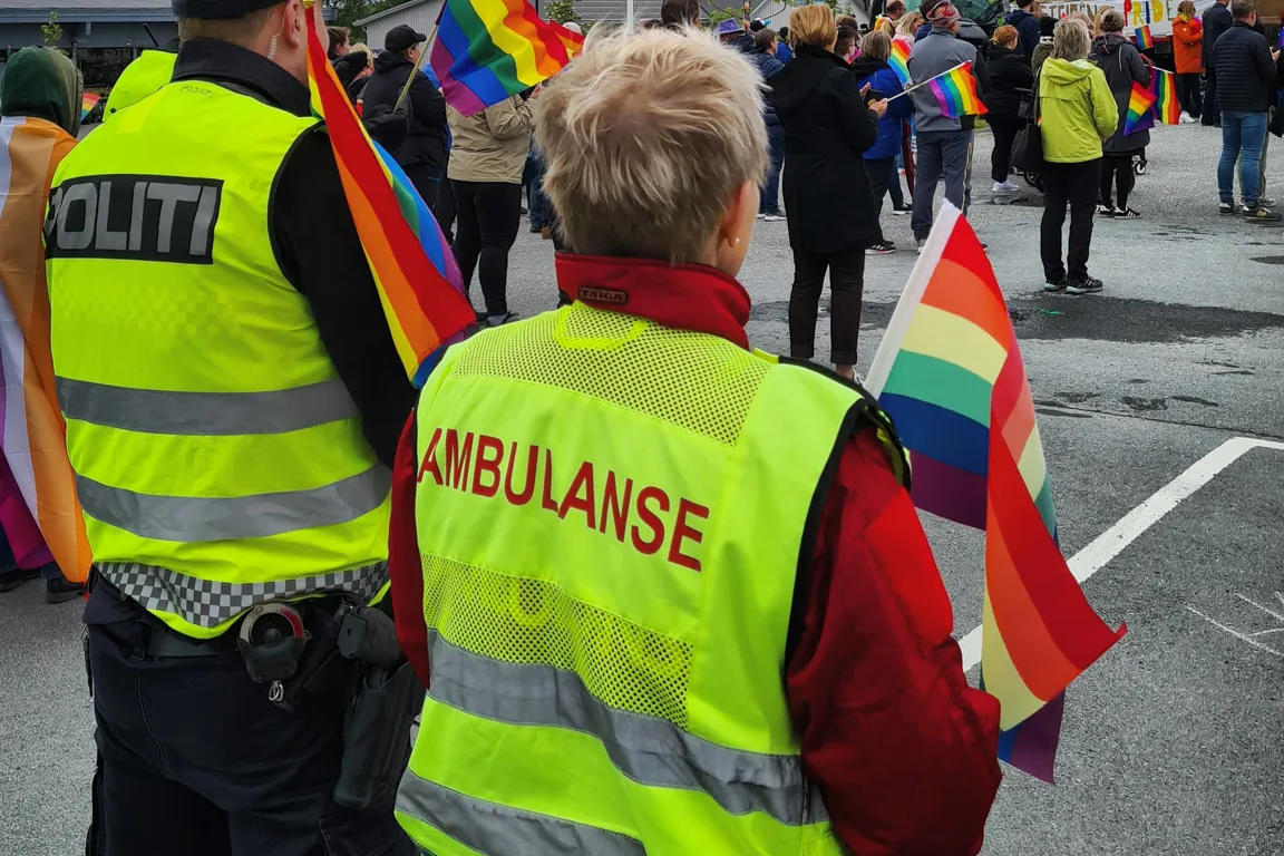 Politi og ambulansefolk med prideflagg