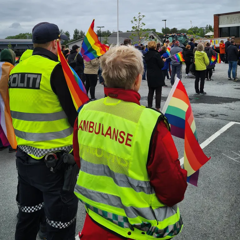 Politi og ambulansefolk med prideflagg