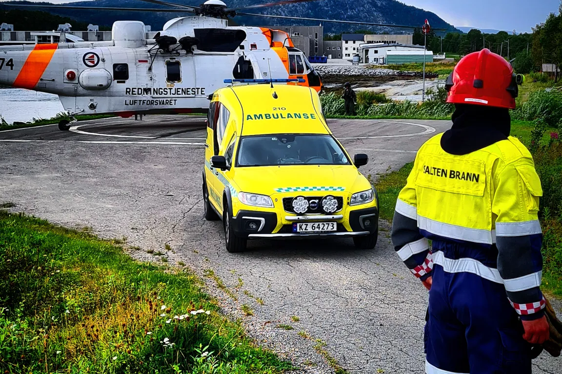 Brannmann, ambulanse og helikopter