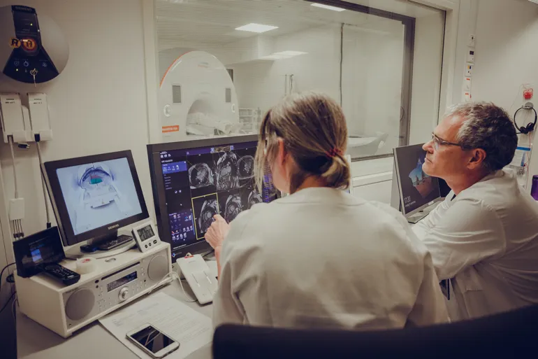 Mann og dame som studerer røntgenbilde