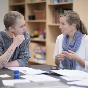 En kvinne og en mann som sitter ved et bord