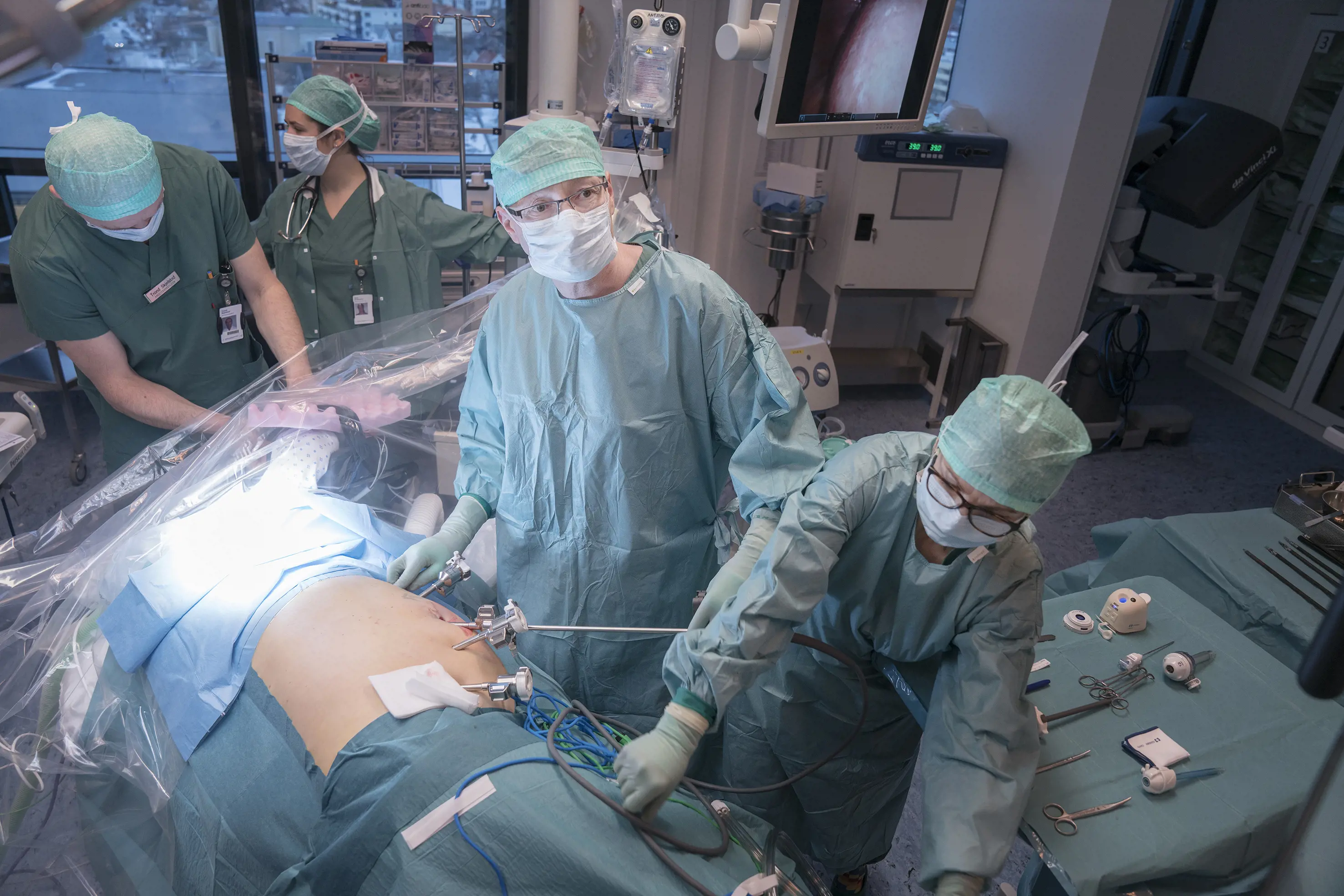 Operasjonsteam på fire personer med pågående operasjon med robot