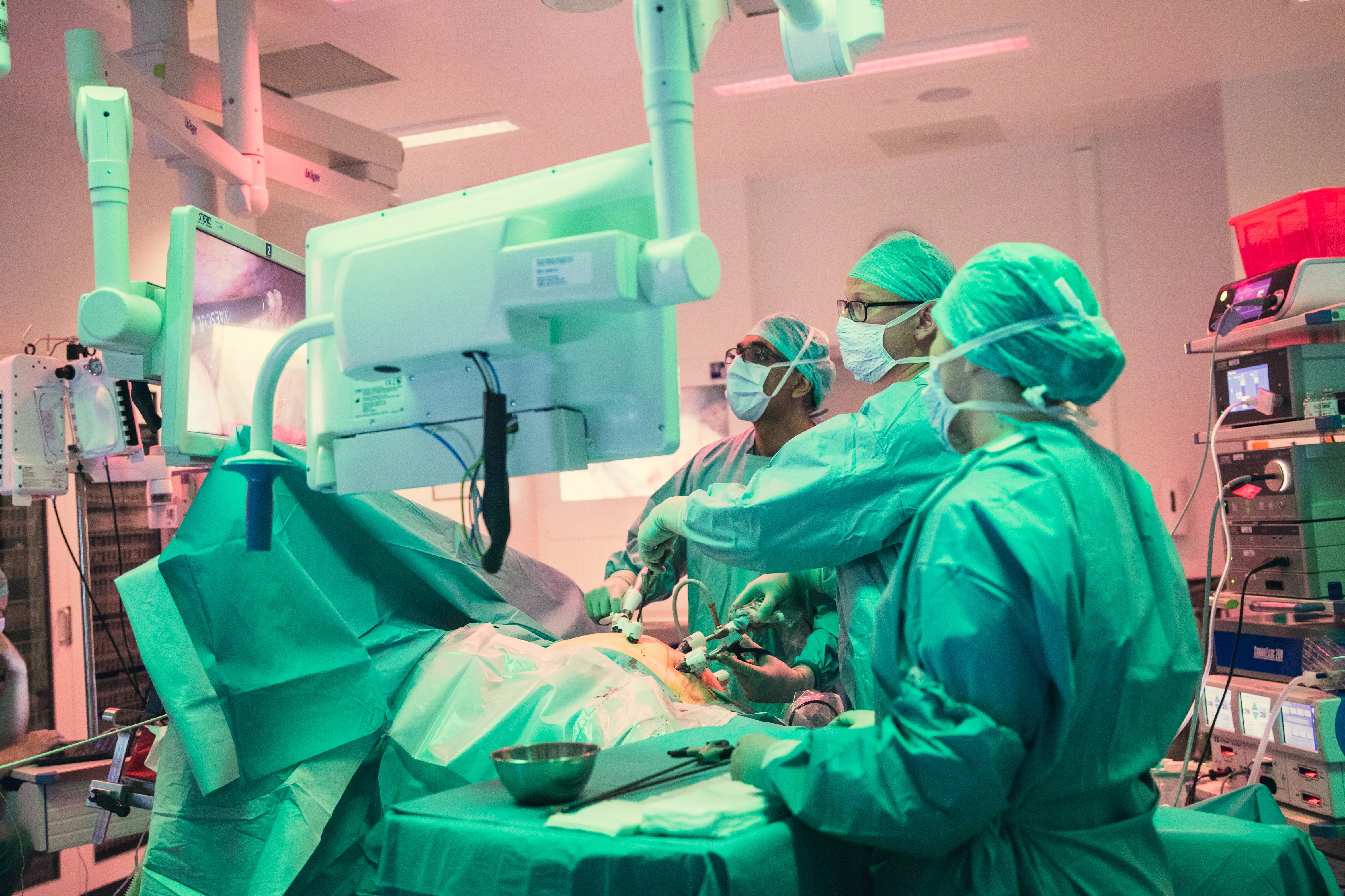 Tre personer i operasjonsstue