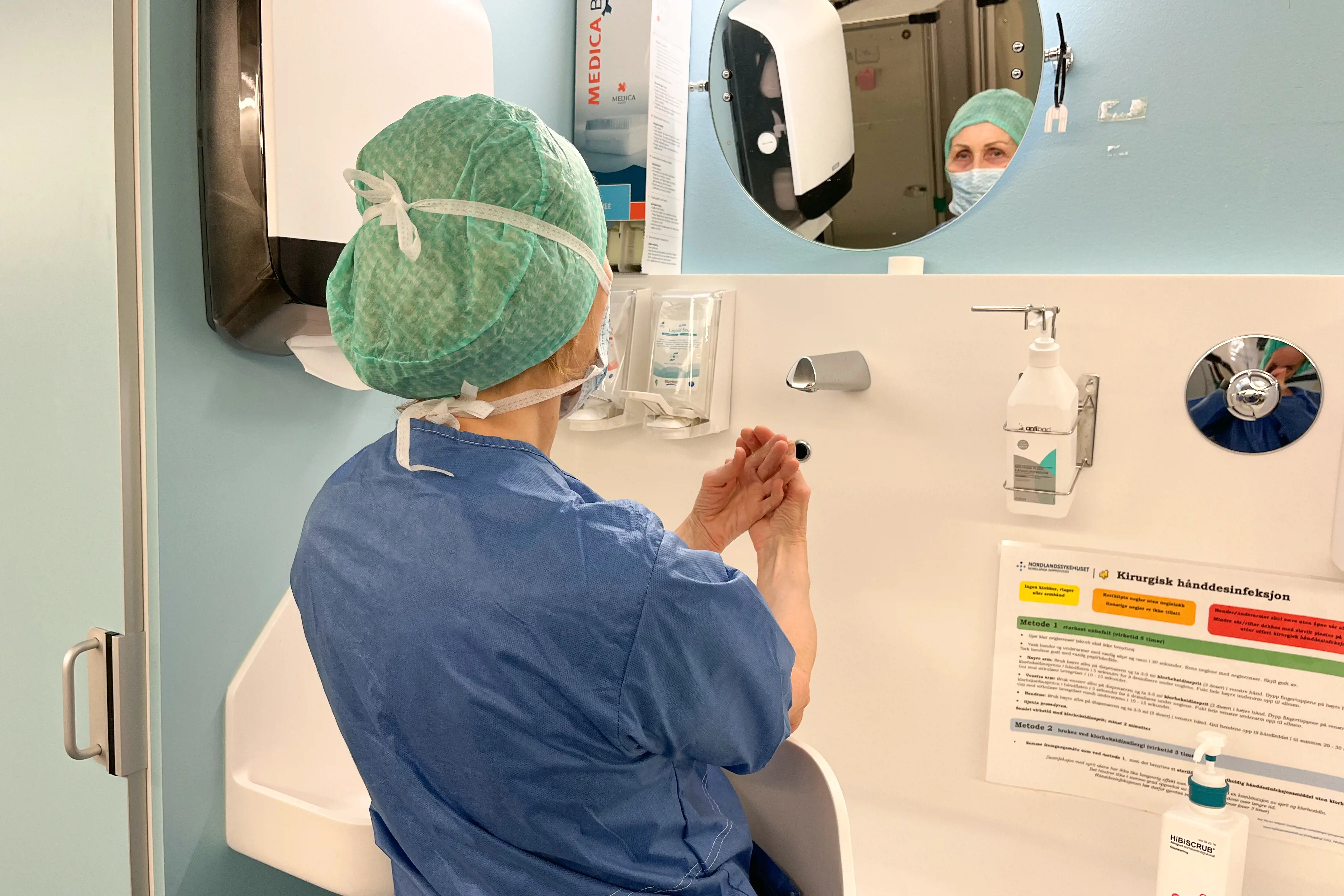 Operasjonssykepleier vasker hender