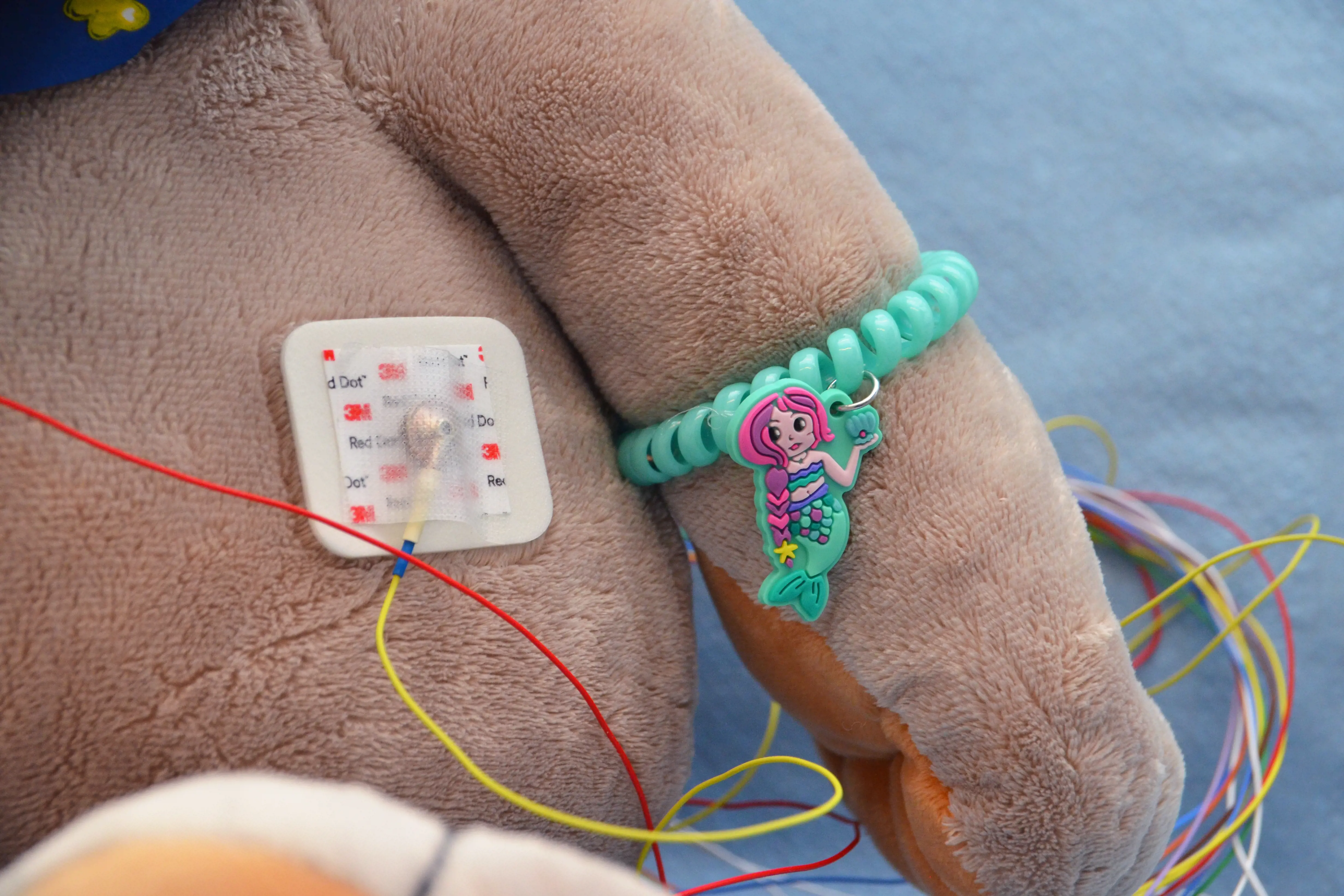Sykehusbamsen Hippo med premie på armen.