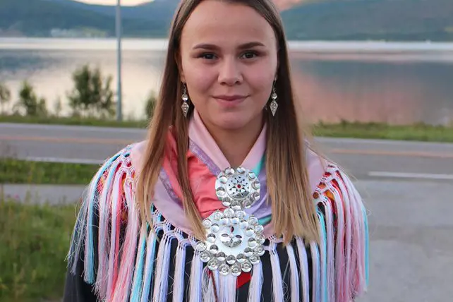 Portrettbilde av ungdom i samisk nasjonaldrakt