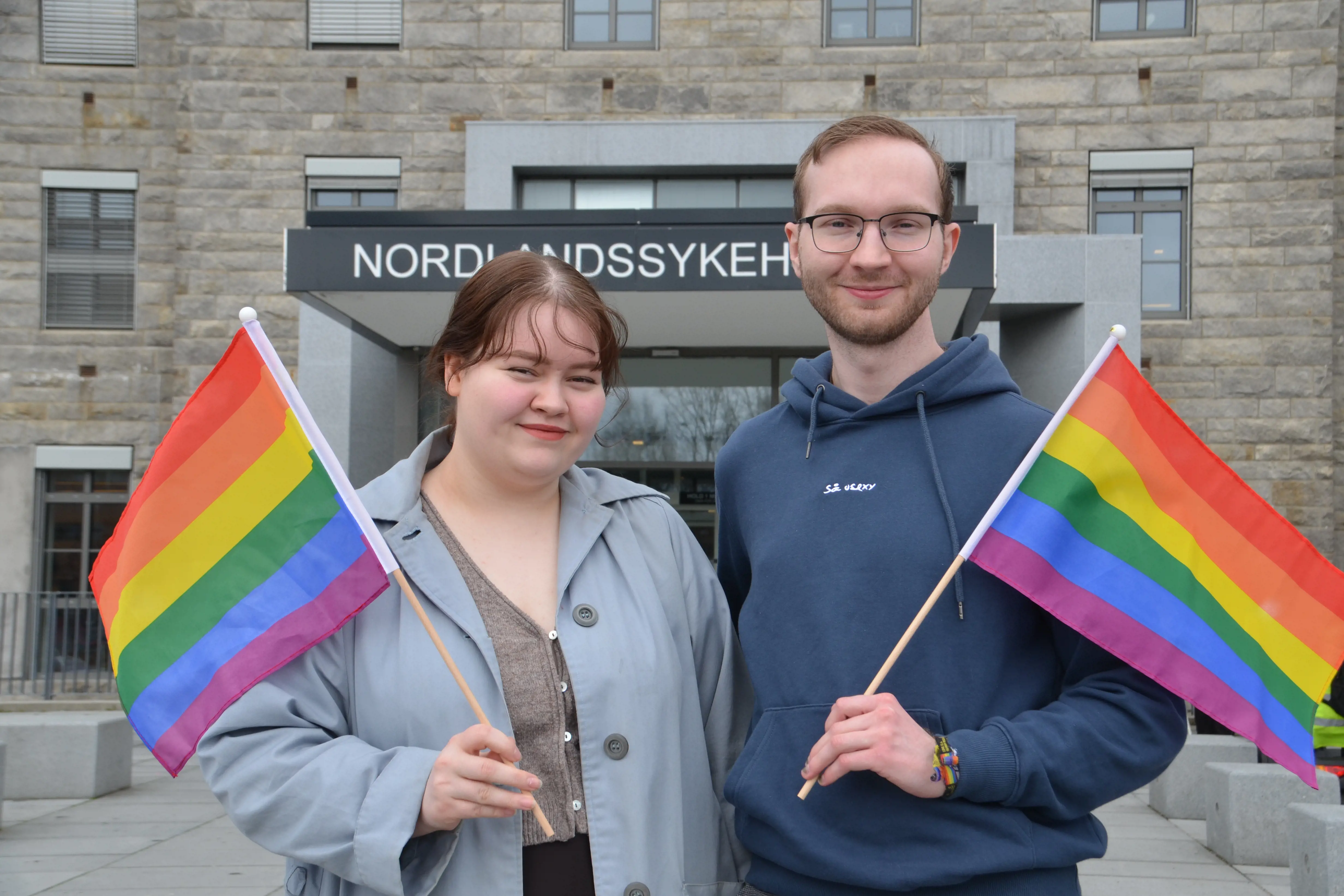 To personer med regnbueflagg