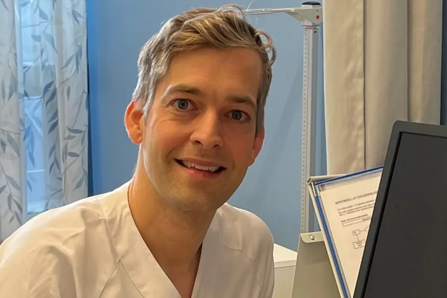 En person som sitter ved et skrivebord