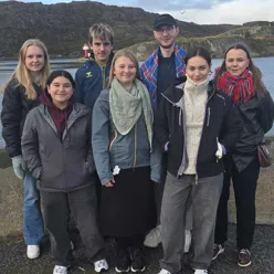 En gruppe mennesker som poserer for et bilde utendørs