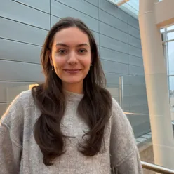 En kvinne som smiler til kameraet