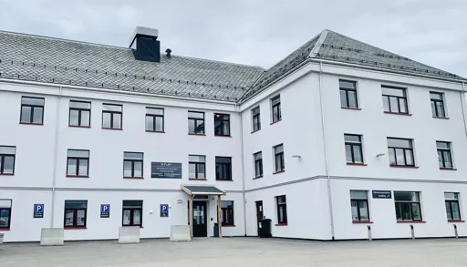 En bygning med parkeringsplass