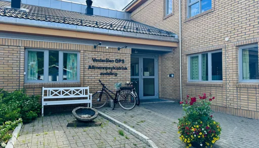 En sykkel parkert utenfor en bygning