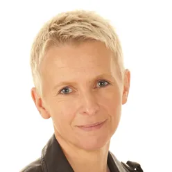 Portrett av dame med kort hår