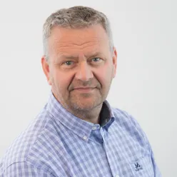 Portrettbilde av mann med rutet skjorte