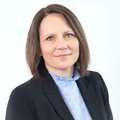 Portrettbilde av dame i sort dressjakke
